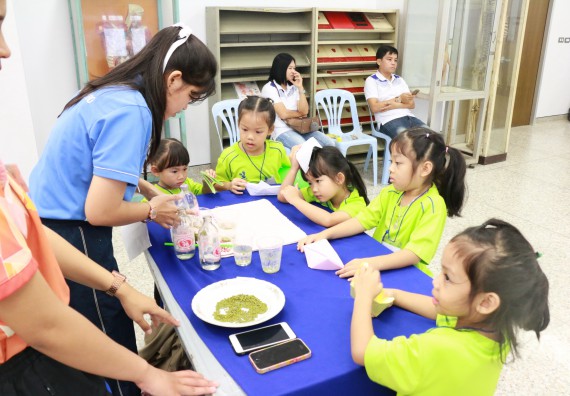 ภาพกิจกรรม คณะวิทยาศาสตร์และเทคโนโลยี จัดค่ายวิทยาศาสตร์โรงเรียนสาธิตฯ อนุบาล