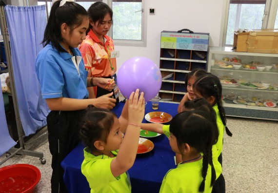 ภาพกิจกรรม คณะวิทยาศาสตร์และเทคโนโลยี จัดค่ายวิทยาศาสตร์โรงเรียนสาธิตฯ อนุบาล