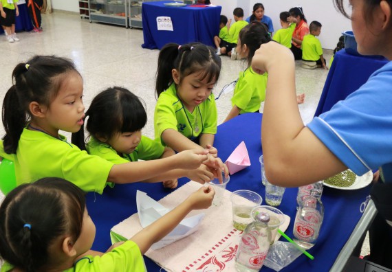 ภาพกิจกรรม คณะวิทยาศาสตร์และเทคโนโลยี จัดค่ายวิทยาศาสตร์โรงเรียนสาธิตฯ อนุบาล