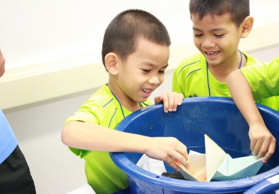 ภาพกิจกรรม คณะวิทยาศาสตร์และเทคโนโลยี จัดค่ายวิทยาศาสตร์โรงเรียนสาธิตฯ อนุบาล