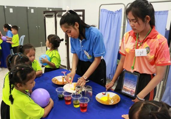 ภาพกิจกรรม คณะวิทยาศาสตร์และเทคโนโลยี จัดค่ายวิทยาศาสตร์โรงเรียนสาธิตฯ อนุบาล