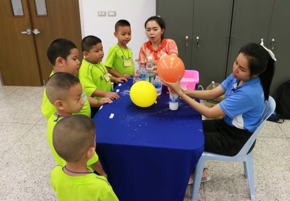 ภาพกิจกรรม คณะวิทยาศาสตร์และเทคโนโลยี จัดค่ายวิทยาศาสตร์โรงเรียนสาธิตฯ อนุบาล