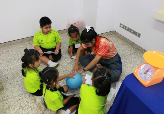 ภาพกิจกรรม คณะวิทยาศาสตร์และเทคโนโลยี จัดค่ายวิทยาศาสตร์โรงเรียนสาธิตฯ อนุบาล