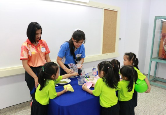 ภาพกิจกรรม คณะวิทยาศาสตร์และเทคโนโลยี จัดค่ายวิทยาศาสตร์โรงเรียนสาธิตฯ อนุบาล