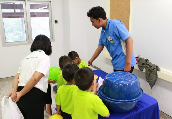 ภาพกิจกรรม คณะวิทยาศาสตร์และเทคโนโลยี จัดค่ายวิทยาศาสตร์โรงเรียนสาธิตฯ อนุบาล
