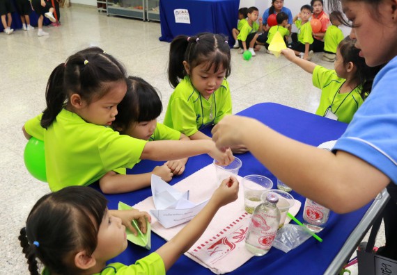 ภาพกิจกรรม คณะวิทยาศาสตร์และเทคโนโลยี จัดค่ายวิทยาศาสตร์โรงเรียนสาธิตฯ อนุบาล
