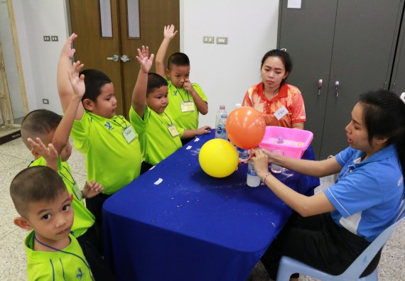 ภาพกิจกรรม คณะวิทยาศาสตร์และเทคโนโลยี จัดค่ายวิทยาศาสตร์โรงเรียนสาธิตฯ อนุบาล