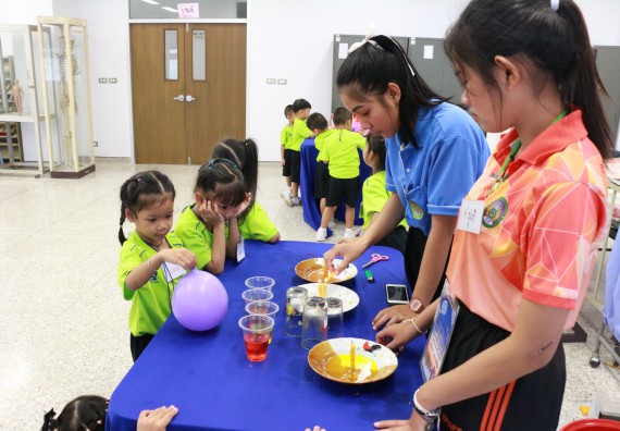 ภาพกิจกรรม คณะวิทยาศาสตร์และเทคโนโลยี จัดค่ายวิทยาศาสตร์โรงเรียนสาธิตฯ อนุบาล