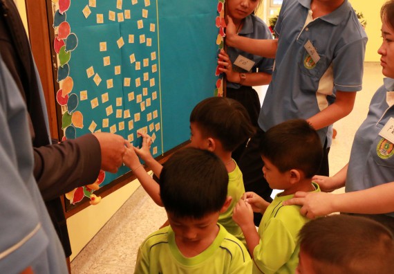 ภาพกิจกรรม คณะวิทยาศาสตร์และเทคโนโลยี จัดค่ายวิทยาศาสตร์โรงเรียนสาธิตฯ อนุบาล