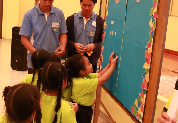 ภาพกิจกรรม คณะวิทยาศาสตร์และเทคโนโลยี จัดค่ายวิทยาศาสตร์โรงเรียนสาธิตฯ อนุบาล