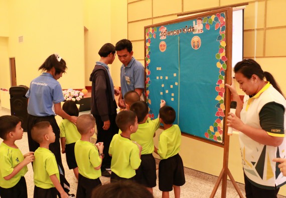 ภาพกิจกรรม คณะวิทยาศาสตร์และเทคโนโลยี จัดค่ายวิทยาศาสตร์โรงเรียนสาธิตฯ อนุบาล