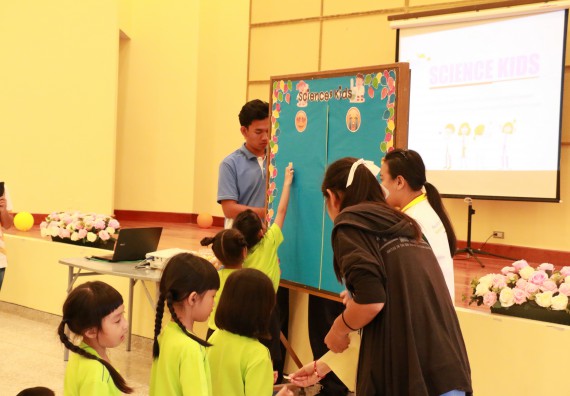 ภาพกิจกรรม คณะวิทยาศาสตร์และเทคโนโลยี จัดค่ายวิทยาศาสตร์โรงเรียนสาธิตฯ อนุบาล