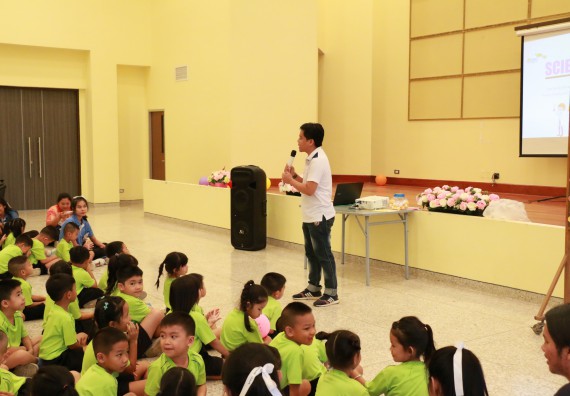ภาพกิจกรรม คณะวิทยาศาสตร์และเทคโนโลยี จัดค่ายวิทยาศาสตร์โรงเรียนสาธิตฯ อนุบาล
