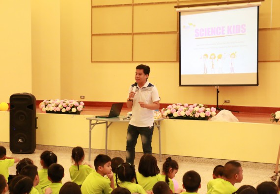 ภาพกิจกรรม คณะวิทยาศาสตร์และเทคโนโลยี จัดค่ายวิทยาศาสตร์โรงเรียนสาธิตฯ อนุบาล