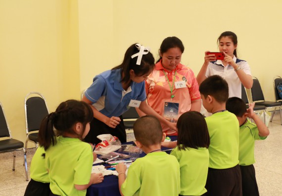ภาพกิจกรรม คณะวิทยาศาสตร์และเทคโนโลยี จัดค่ายวิทยาศาสตร์โรงเรียนสาธิตฯ อนุบาล