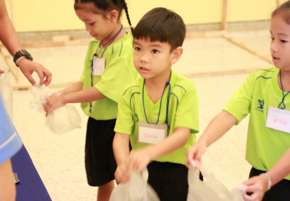 ภาพกิจกรรม คณะวิทยาศาสตร์และเทคโนโลยี จัดค่ายวิทยาศาสตร์โรงเรียนสาธิตฯ อนุบาล