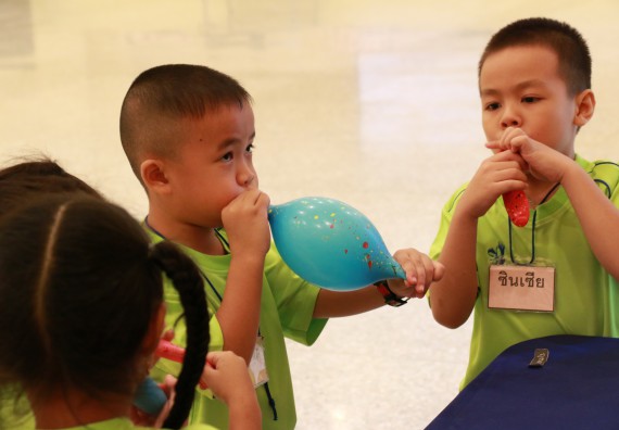 ภาพกิจกรรม คณะวิทยาศาสตร์และเทคโนโลยี จัดค่ายวิทยาศาสตร์โรงเรียนสาธิตฯ อนุบาล