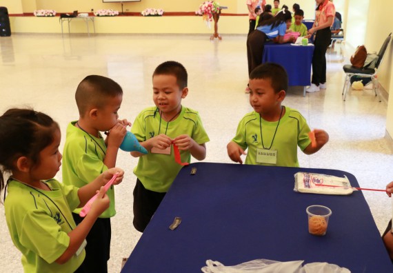 ภาพกิจกรรม คณะวิทยาศาสตร์และเทคโนโลยี จัดค่ายวิทยาศาสตร์โรงเรียนสาธิตฯ อนุบาล