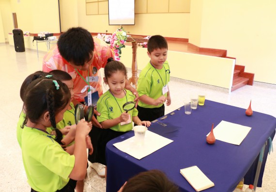 ภาพกิจกรรม คณะวิทยาศาสตร์และเทคโนโลยี จัดค่ายวิทยาศาสตร์โรงเรียนสาธิตฯ อนุบาล
