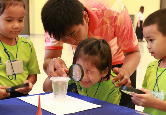 ภาพกิจกรรม คณะวิทยาศาสตร์และเทคโนโลยี จัดค่ายวิทยาศาสตร์โรงเรียนสาธิตฯ อนุบาล