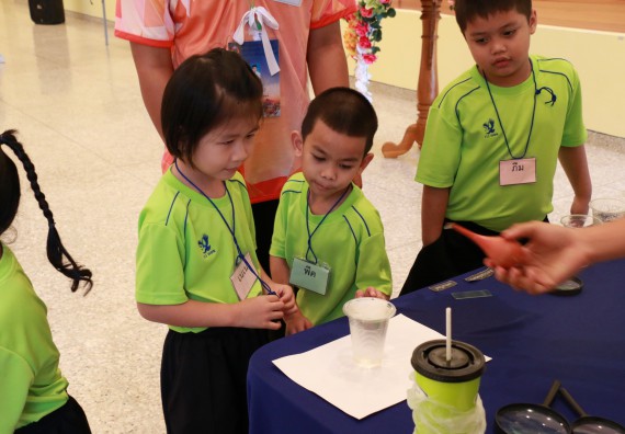 ภาพกิจกรรม คณะวิทยาศาสตร์และเทคโนโลยี จัดค่ายวิทยาศาสตร์โรงเรียนสาธิตฯ อนุบาล
