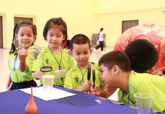 ภาพกิจกรรม คณะวิทยาศาสตร์และเทคโนโลยี จัดค่ายวิทยาศาสตร์โรงเรียนสาธิตฯ อนุบาล