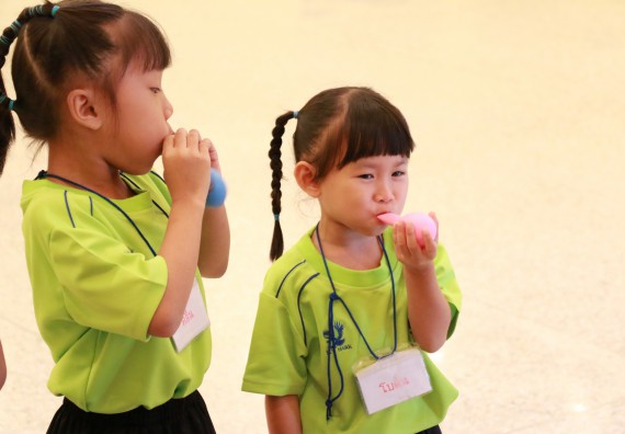 ภาพกิจกรรม คณะวิทยาศาสตร์และเทคโนโลยี จัดค่ายวิทยาศาสตร์โรงเรียนสาธิตฯ อนุบาล