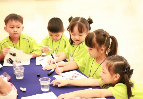 ภาพกิจกรรม คณะวิทยาศาสตร์และเทคโนโลยี จัดค่ายวิทยาศาสตร์โรงเรียนสาธิตฯ อนุบาล