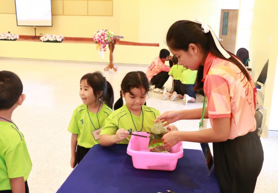 ภาพกิจกรรม คณะวิทยาศาสตร์และเทคโนโลยี จัดค่ายวิทยาศาสตร์โรงเรียนสาธิตฯ อนุบาล