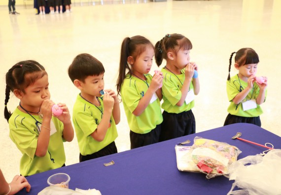 ภาพกิจกรรม คณะวิทยาศาสตร์และเทคโนโลยี จัดค่ายวิทยาศาสตร์โรงเรียนสาธิตฯ อนุบาล