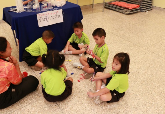 ภาพกิจกรรม คณะวิทยาศาสตร์และเทคโนโลยี จัดค่ายวิทยาศาสตร์โรงเรียนสาธิตฯ อนุบาล