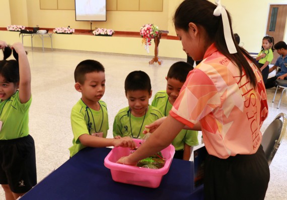 ภาพกิจกรรม คณะวิทยาศาสตร์และเทคโนโลยี จัดค่ายวิทยาศาสตร์โรงเรียนสาธิตฯ อนุบาล