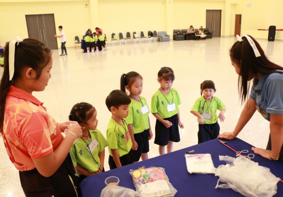 ภาพกิจกรรม คณะวิทยาศาสตร์และเทคโนโลยี จัดค่ายวิทยาศาสตร์โรงเรียนสาธิตฯ อนุบาล