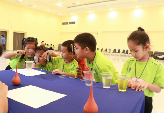 ภาพกิจกรรม คณะวิทยาศาสตร์และเทคโนโลยี จัดค่ายวิทยาศาสตร์โรงเรียนสาธิตฯ อนุบาล