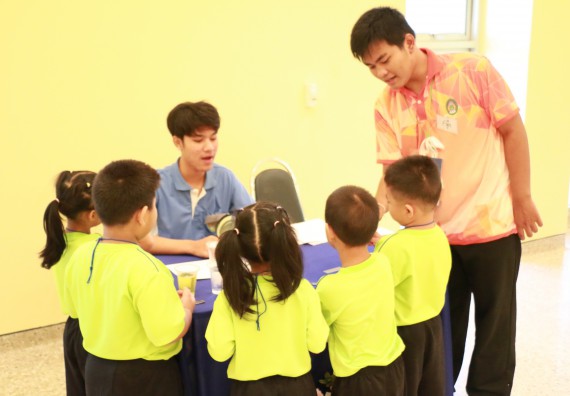 ภาพกิจกรรม คณะวิทยาศาสตร์และเทคโนโลยี จัดค่ายวิทยาศาสตร์โรงเรียนสาธิตฯ อนุบาล