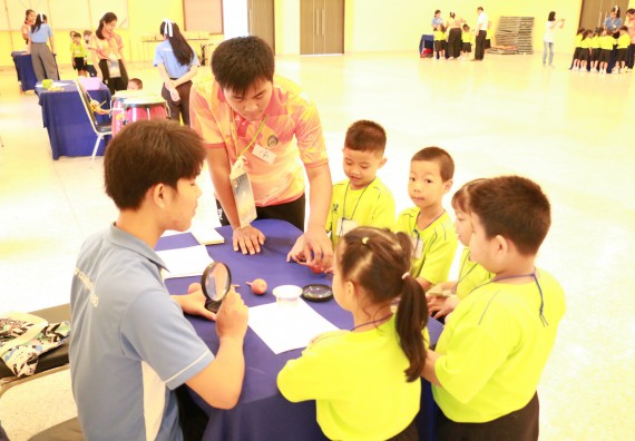ภาพกิจกรรม คณะวิทยาศาสตร์และเทคโนโลยี จัดค่ายวิทยาศาสตร์โรงเรียนสาธิตฯ อนุบาล
