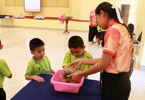 ภาพกิจกรรม คณะวิทยาศาสตร์และเทคโนโลยี จัดค่ายวิทยาศาสตร์โรงเรียนสาธิตฯ อนุบาล