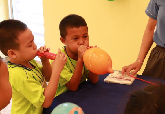 ภาพกิจกรรม คณะวิทยาศาสตร์และเทคโนโลยี จัดค่ายวิทยาศาสตร์โรงเรียนสาธิตฯ อนุบาล