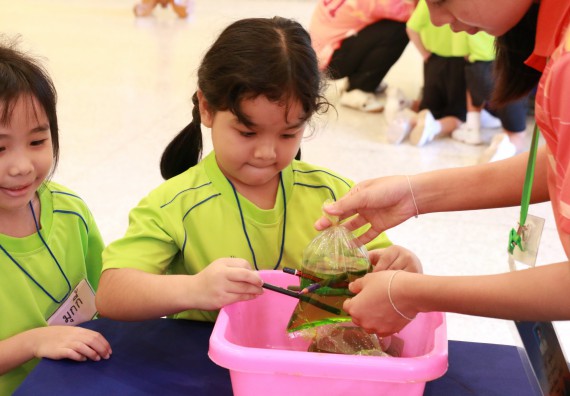 ภาพกิจกรรม คณะวิทยาศาสตร์และเทคโนโลยี จัดค่ายวิทยาศาสตร์โรงเรียนสาธิตฯ อนุบาล