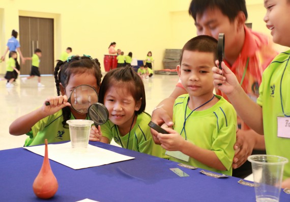 ภาพกิจกรรม คณะวิทยาศาสตร์และเทคโนโลยี จัดค่ายวิทยาศาสตร์โรงเรียนสาธิตฯ อนุบาล