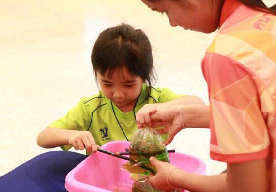 ภาพกิจกรรม คณะวิทยาศาสตร์และเทคโนโลยี จัดค่ายวิทยาศาสตร์โรงเรียนสาธิตฯ อนุบาล