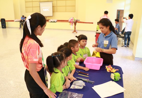 ภาพกิจกรรม คณะวิทยาศาสตร์และเทคโนโลยี จัดค่ายวิทยาศาสตร์โรงเรียนสาธิตฯ อนุบาล