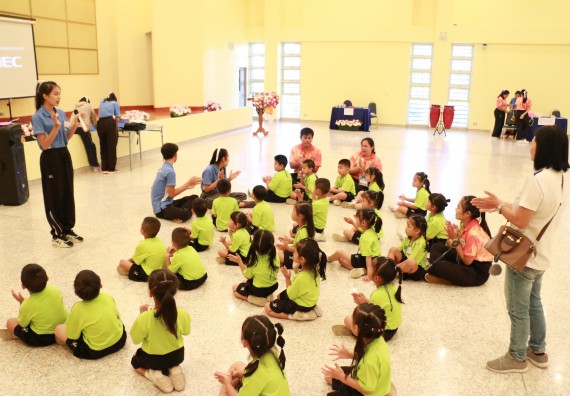 ภาพกิจกรรม คณะวิทยาศาสตร์และเทคโนโลยี จัดค่ายวิทยาศาสตร์โรงเรียนสาธิตฯ อนุบาล