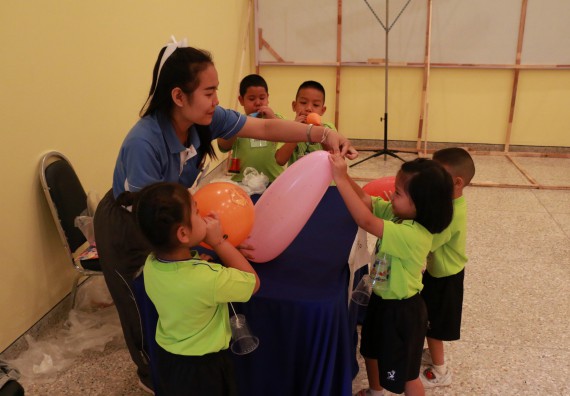 ภาพกิจกรรม คณะวิทยาศาสตร์และเทคโนโลยี จัดค่ายวิทยาศาสตร์โรงเรียนสาธิตฯ อนุบาล