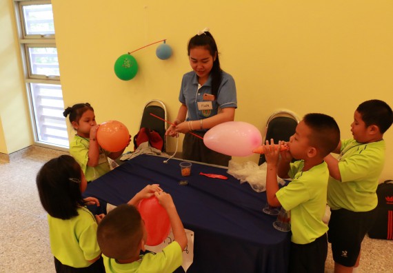 ภาพกิจกรรม คณะวิทยาศาสตร์และเทคโนโลยี จัดค่ายวิทยาศาสตร์โรงเรียนสาธิตฯ อนุบาล