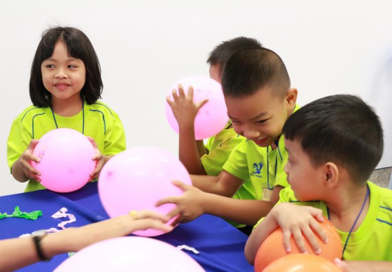 ภาพกิจกรรม คณะวิทยาศาสตร์และเทคโนโลยี จัดค่ายวิทยาศาสตร์โรงเรียนสาธิตฯ อนุบาล