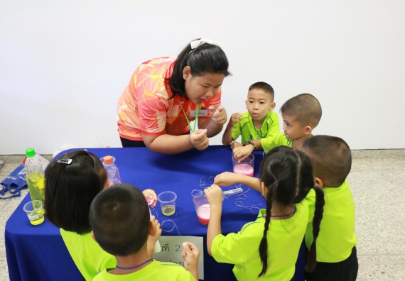 ภาพกิจกรรม คณะวิทยาศาสตร์และเทคโนโลยี จัดค่ายวิทยาศาสตร์โรงเรียนสาธิตฯ อนุบาล