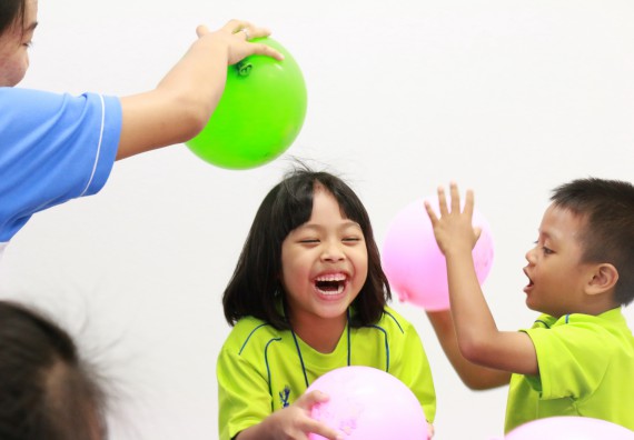 ภาพกิจกรรม คณะวิทยาศาสตร์และเทคโนโลยี จัดค่ายวิทยาศาสตร์โรงเรียนสาธิตฯ อนุบาล