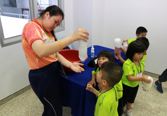 ภาพกิจกรรม คณะวิทยาศาสตร์และเทคโนโลยี จัดค่ายวิทยาศาสตร์โรงเรียนสาธิตฯ อนุบาล