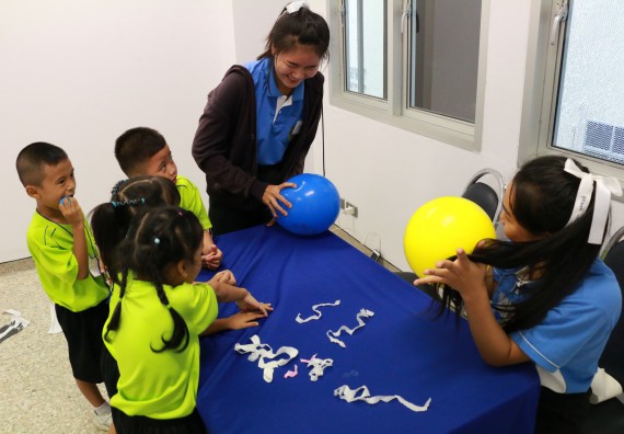 ภาพกิจกรรม คณะวิทยาศาสตร์และเทคโนโลยี จัดค่ายวิทยาศาสตร์โรงเรียนสาธิตฯ อนุบาล